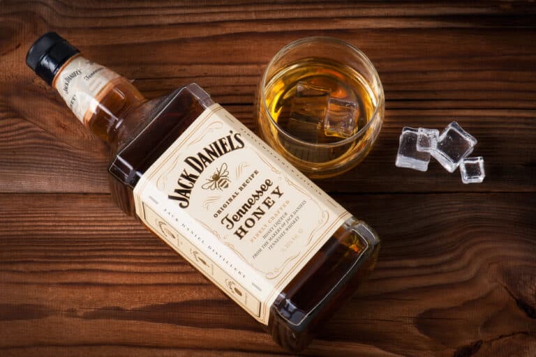 How To Drink Jack Daniel's Honey (Seasonal Options) DineWithDrinks