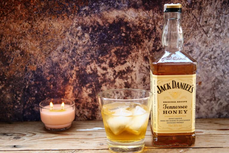 How To Drink Jack Daniel's Honey (Seasonal Options) DineWithDrinks