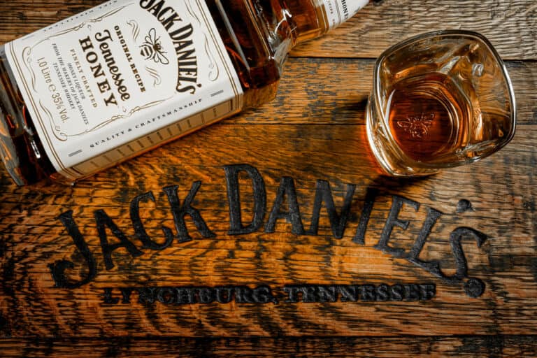 How To Drink Jack Daniel's Honey (Seasonal Options) DineWithDrinks