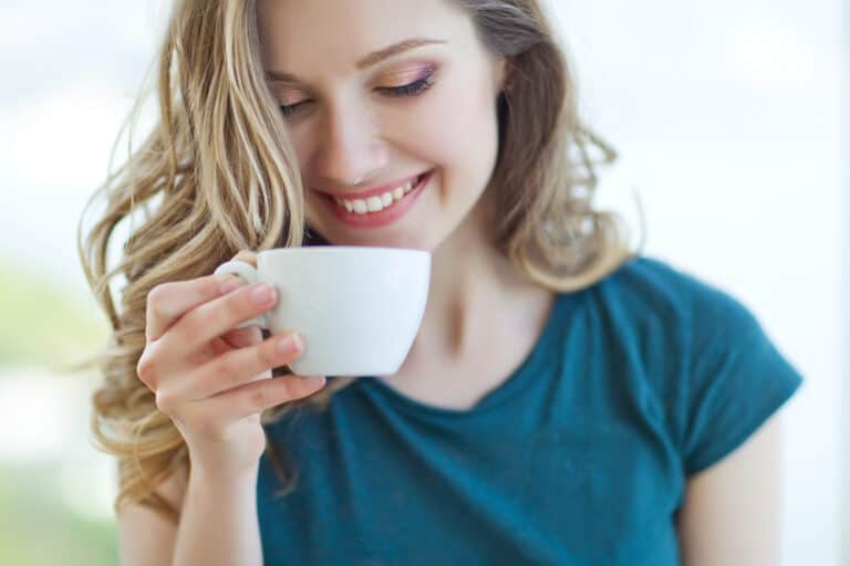 how-to-drink-tea-without-staining-your-teeth-dinewithdrinks