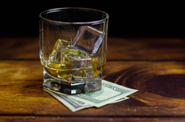 How to tip at a bar 10 unspoken rules dinewithdrinks