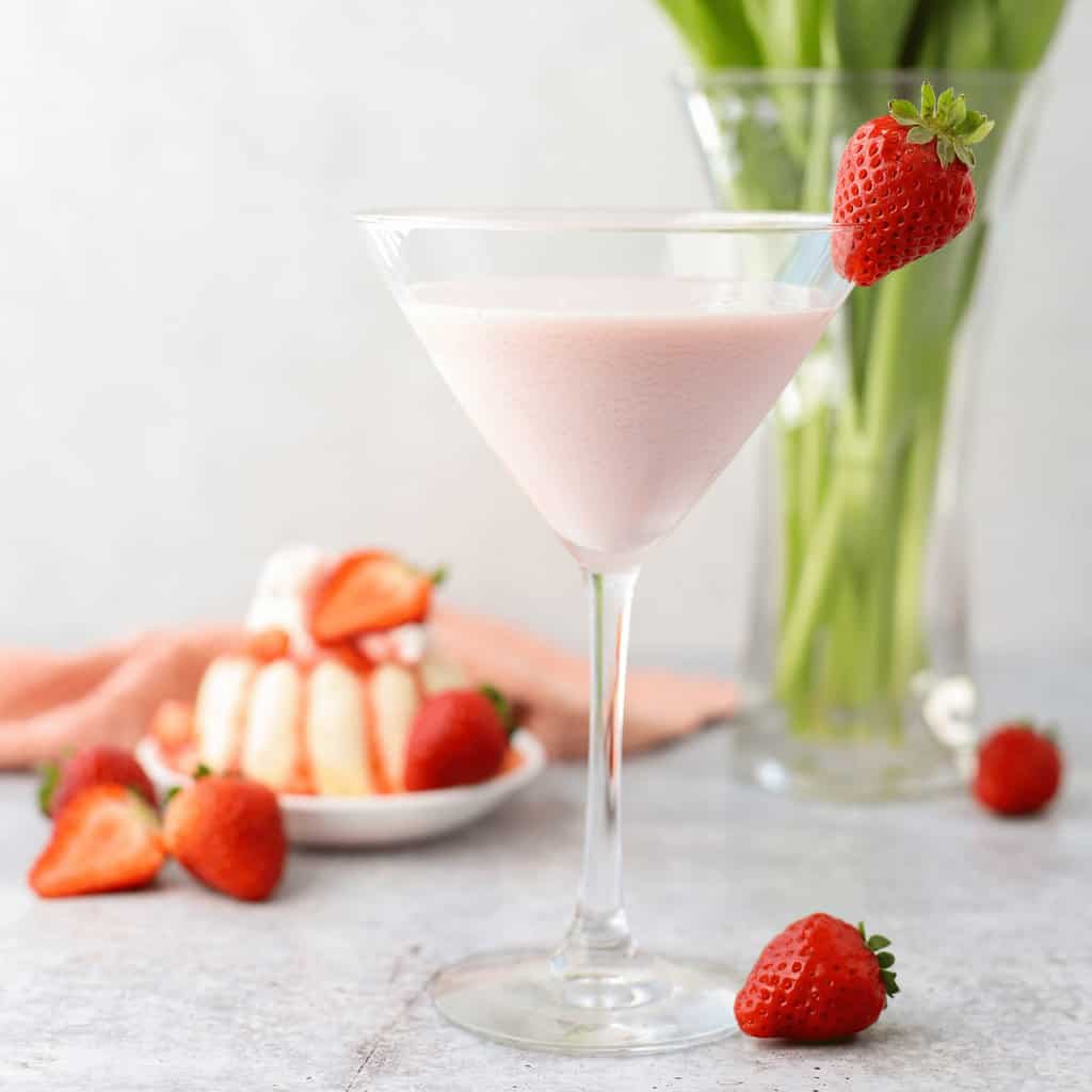 Cocktail of vodka, Baileys & strawberry … – Utilisez nos images sous  licence – 193037 ❘ StockFood